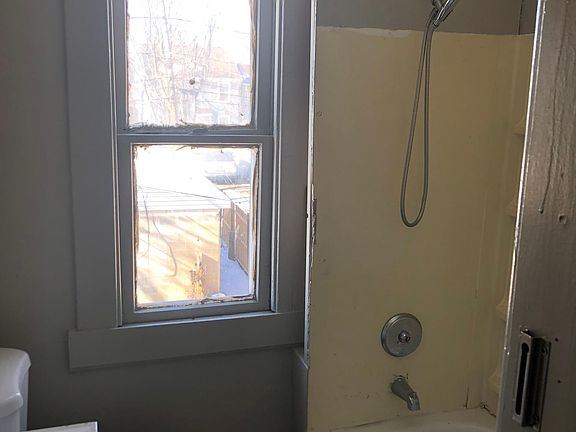 4th image of 57 W Park Ave