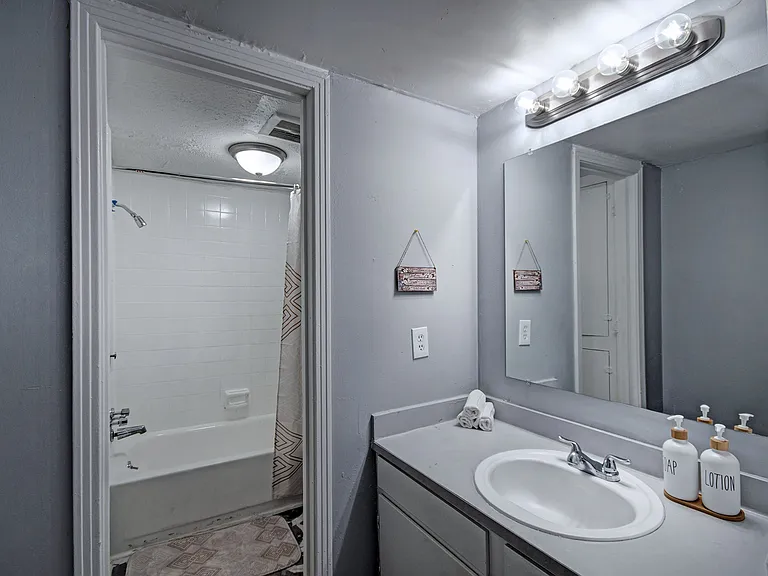 225 W McDowell Rd — Photo 13