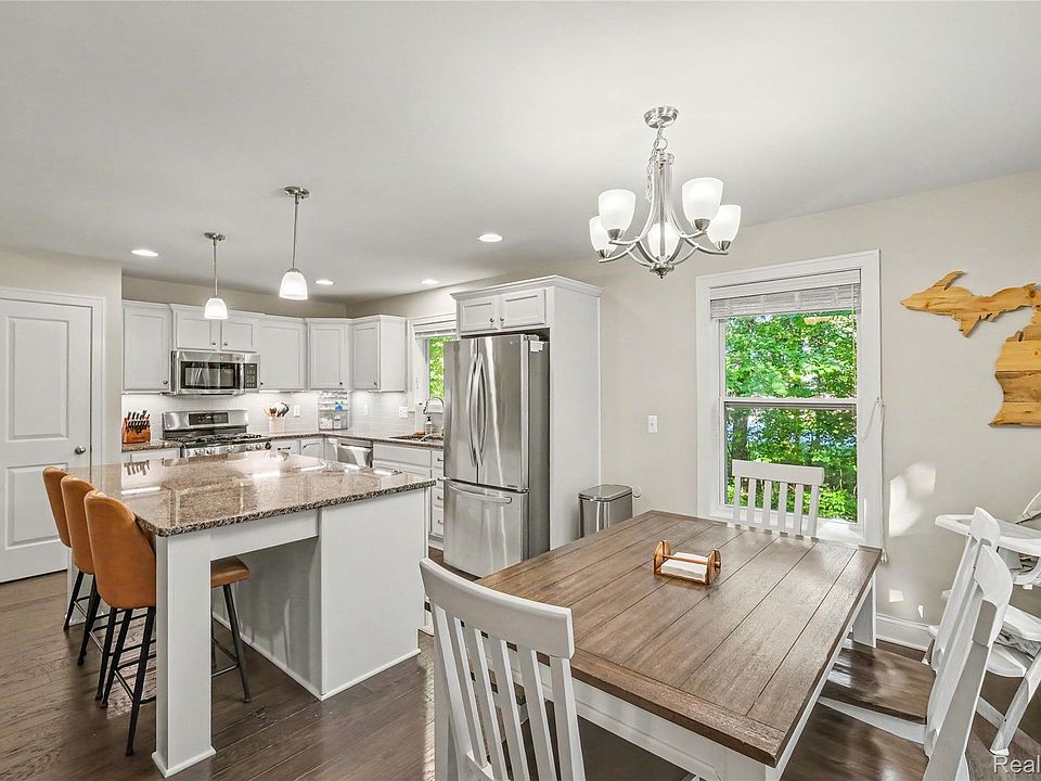 1084 Woods Edge Dr, photo 12