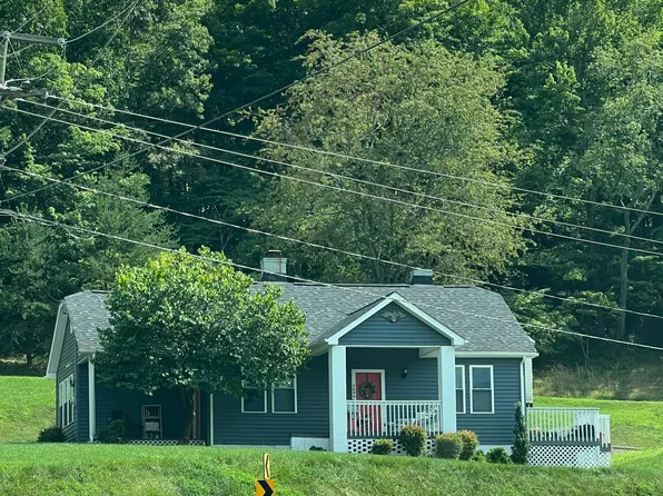 2696 Lilly Dr, Salem, VA 24153