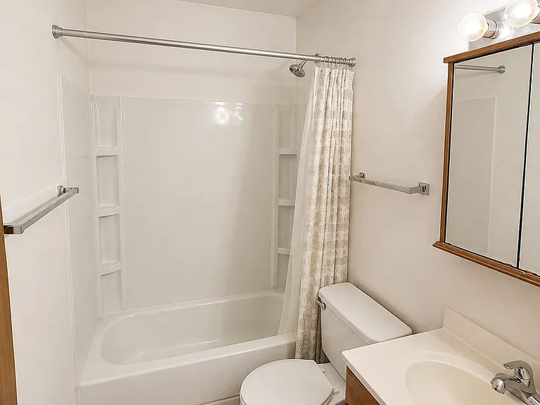 2118 Melrose Dr — Photo 3