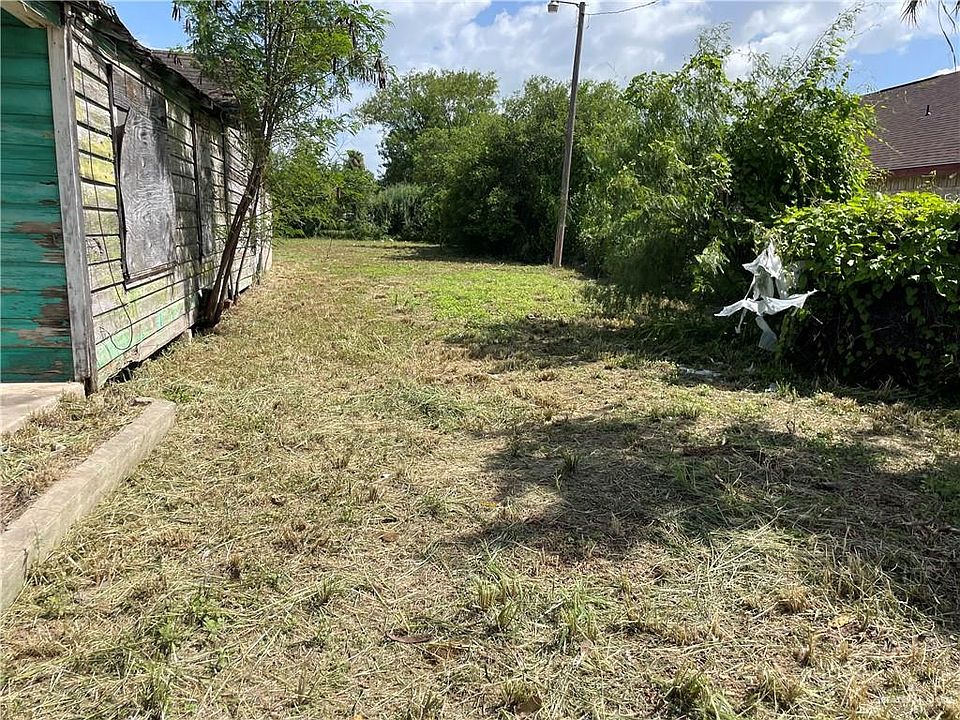 2nd image of 408 E Gardenia Ave