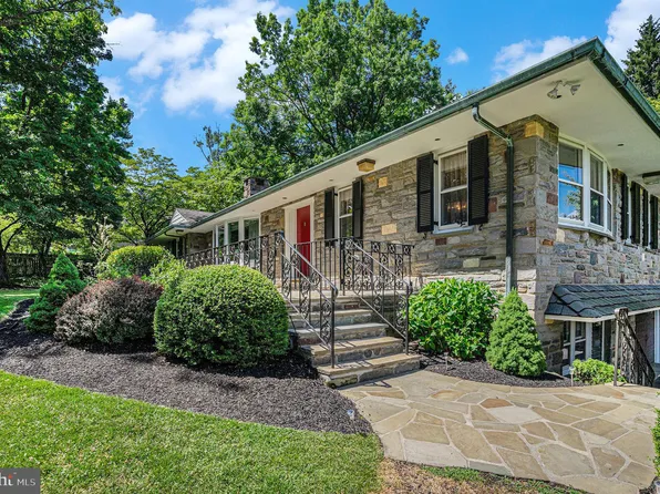 860 Thomas Rd, Lafayette Hill, PA 19444