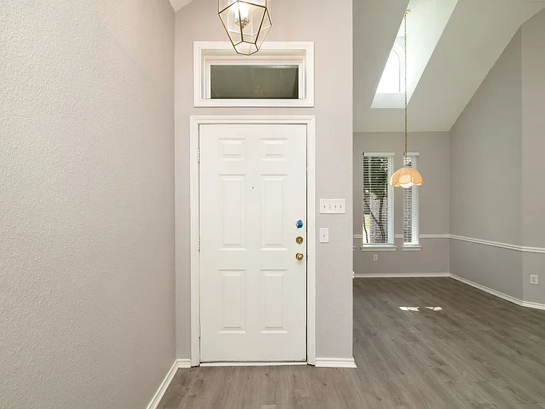 1329 Maywood Ct — Photo 3
