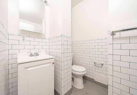 4th image of 326 E 74th St APT 17