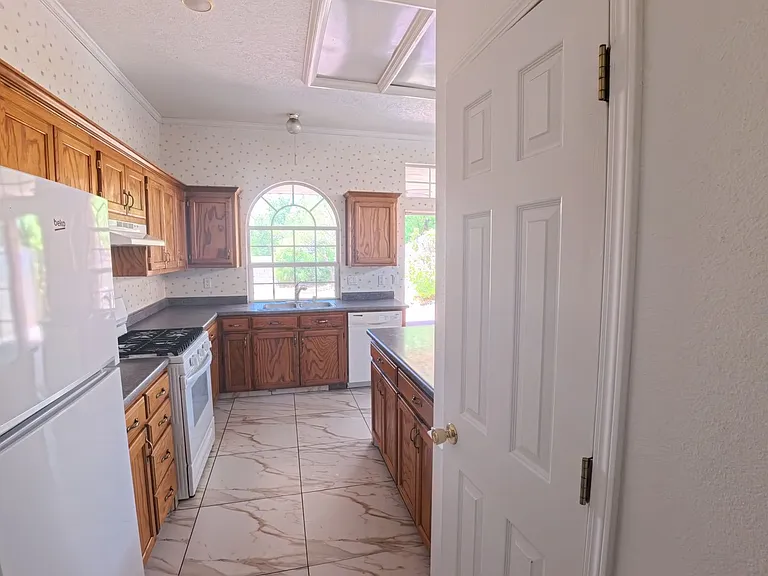 915 Tony Sanchez Dr SE — Photo 16