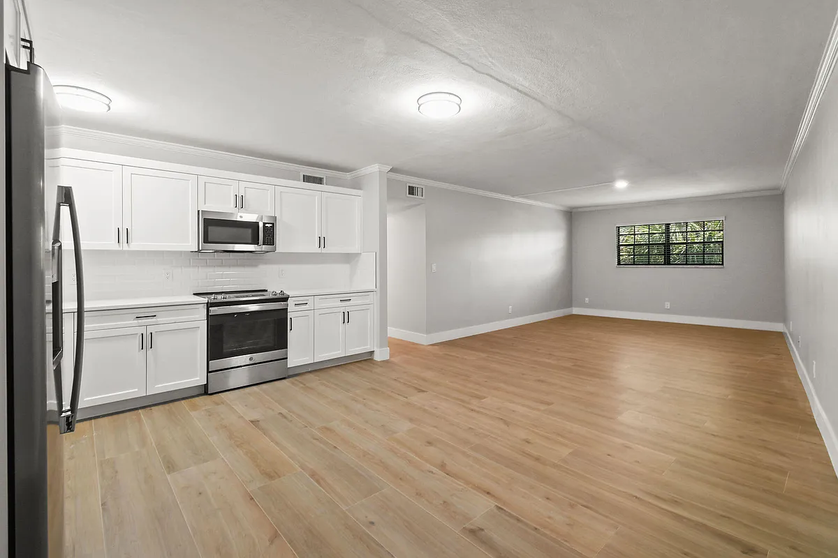 Building Photo - 324 Southwind Dr #15