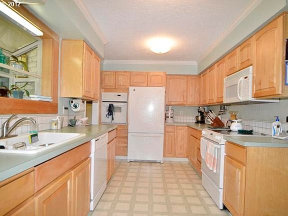 4th image of 9605 SW Hillview Ct
