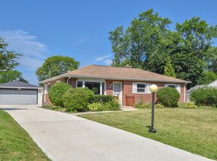 8935 N Navajo ROAD, Bayside, WI 53217
