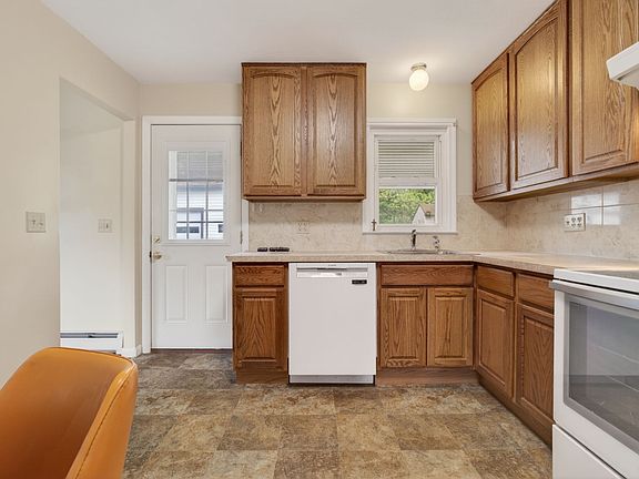 4th image of 121 Cherry Hill Rd