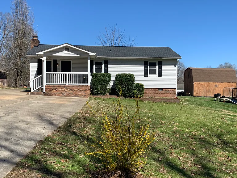 111 Greentree Dr — Photo 2