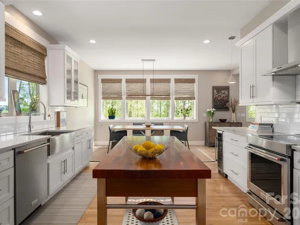 24 Acadia Dr, Asheville, NC 28806