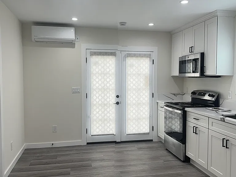 1718 W 83rd St #STUDIO — Photo 1