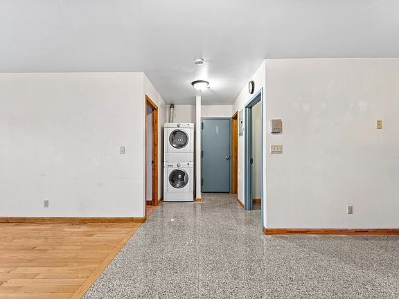 4th image of 245 Harman St APT 1R