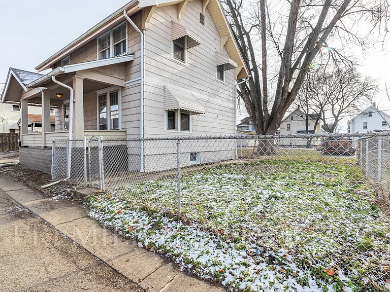 1320 Wilson Pl NW — Photo 17