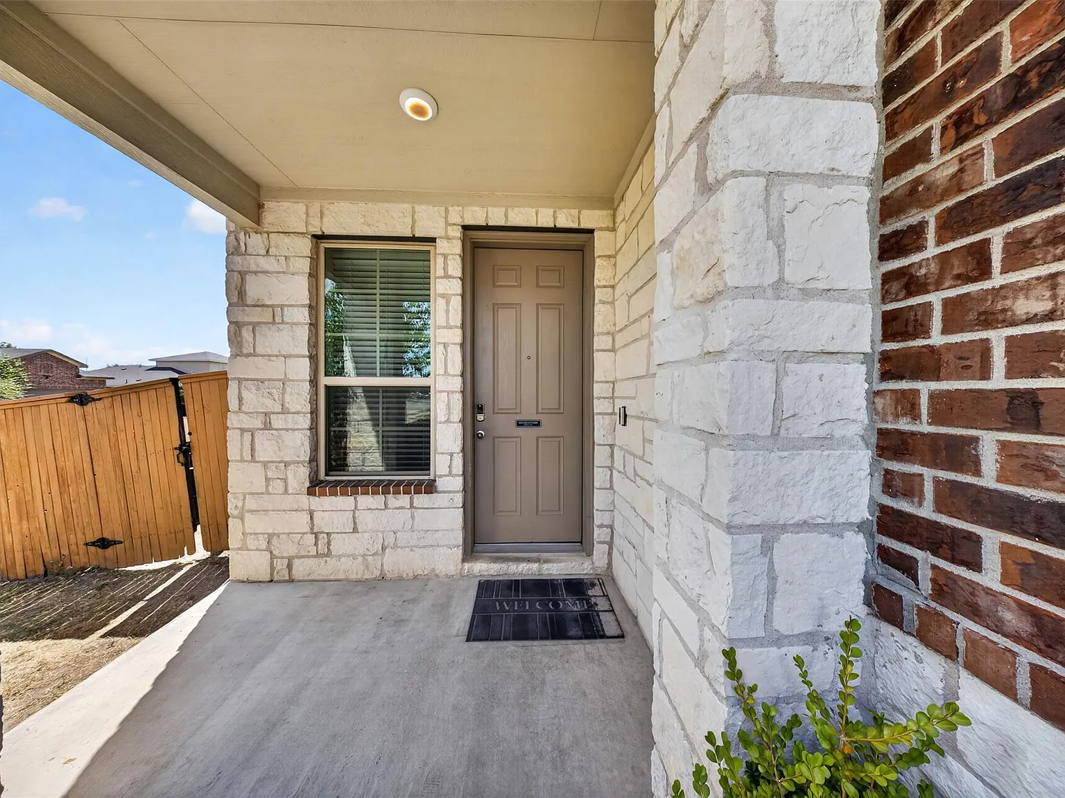 4 bed, 2.5 bath, 1982 sqft, $2,100 — Photo 2