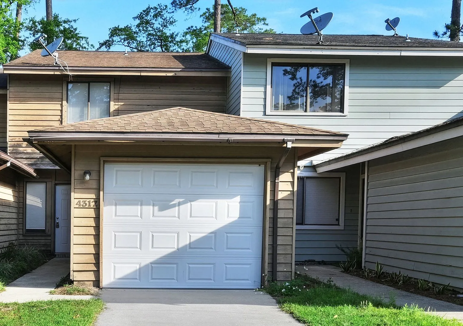 Newly Renovated Beautiful 2 Bedroom Home — Photo 1