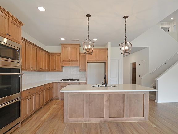 5th image of 176 Forsyth Ln