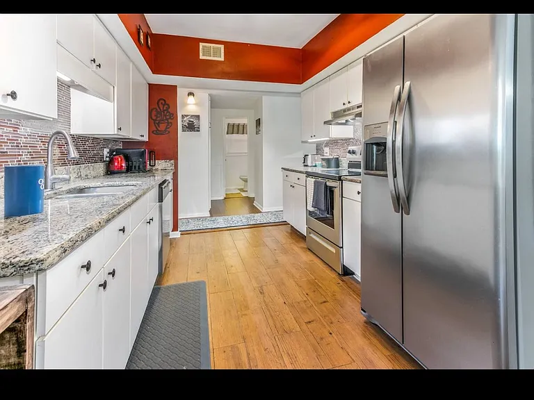 1221 Lynn Ave — Photo 7