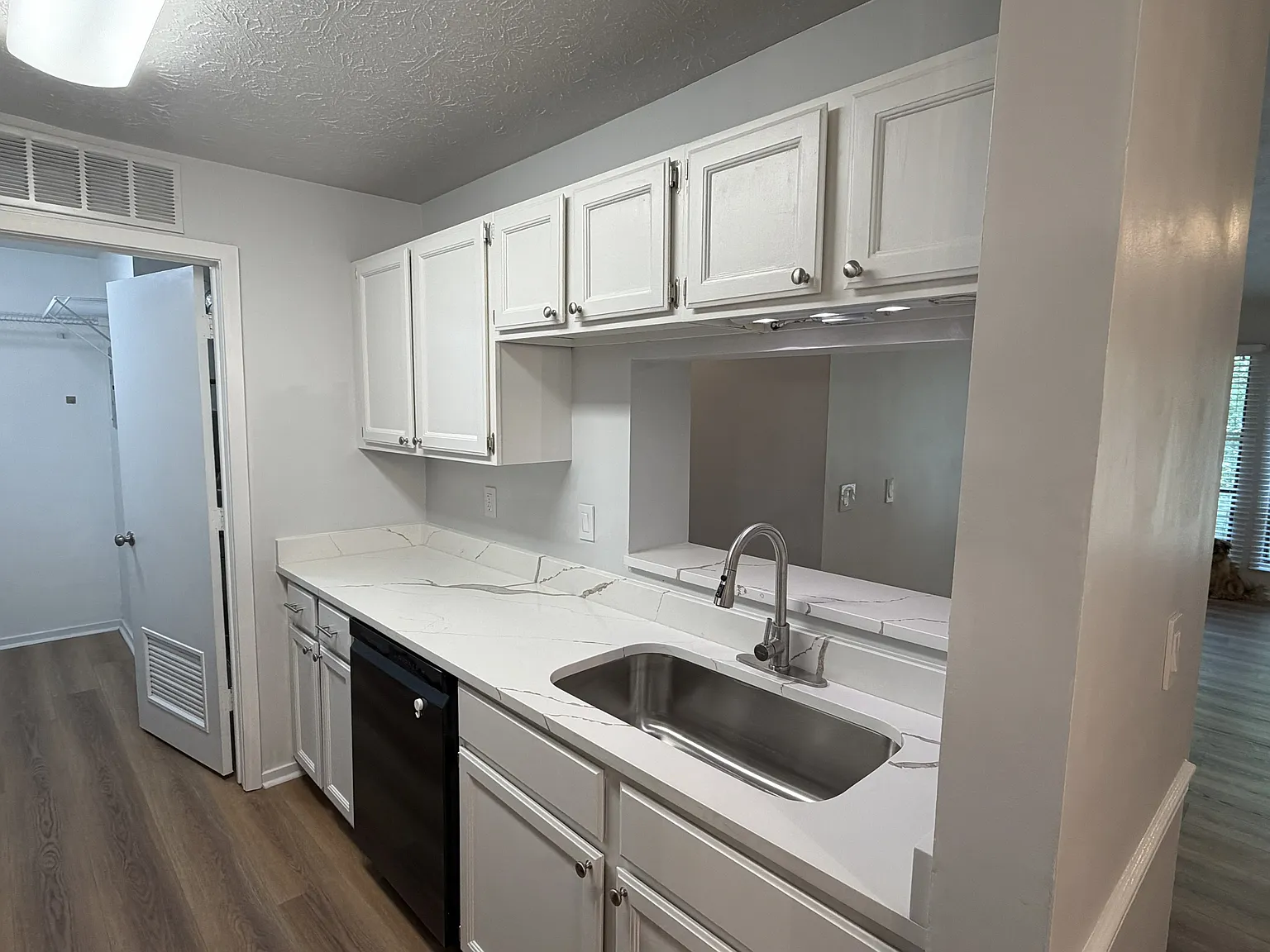 2 bed, 1100 sqft, $1,985 — Photo 3