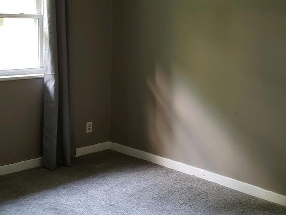 4th image of 1301 Farley Dr