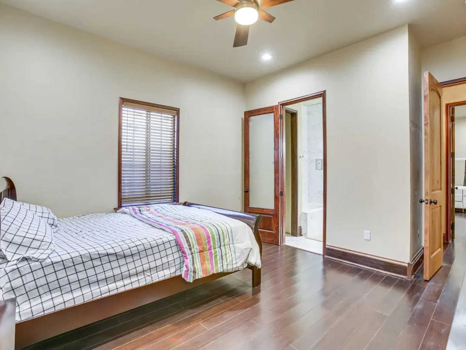 2 bed, 1.0 bath, 2950 sqft, $936 — Photo 2