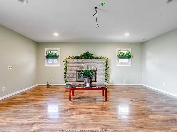 4th image of 864 Point Pelee Dr