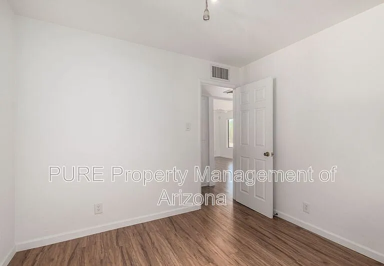 1526 E Griswold Rd — Photo 10