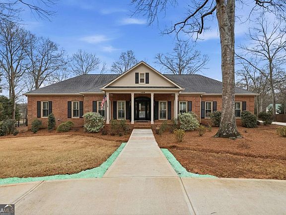 3rd image of 136 Deerhollow Rd