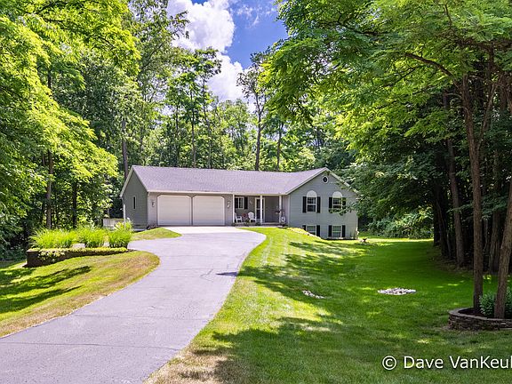2nd image of 58 Sagamore Trl SE