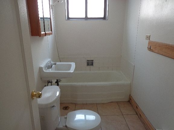 3rd image of 375 Gladstone St APT 3