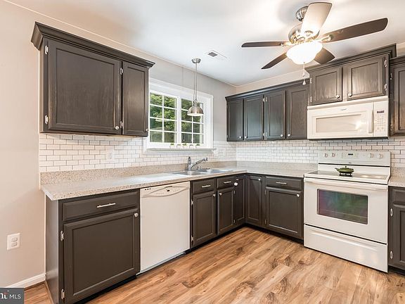 5th image of 22 Meadowood Dr