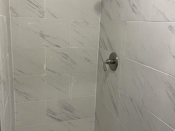 4th image of 215 Valencia Ct