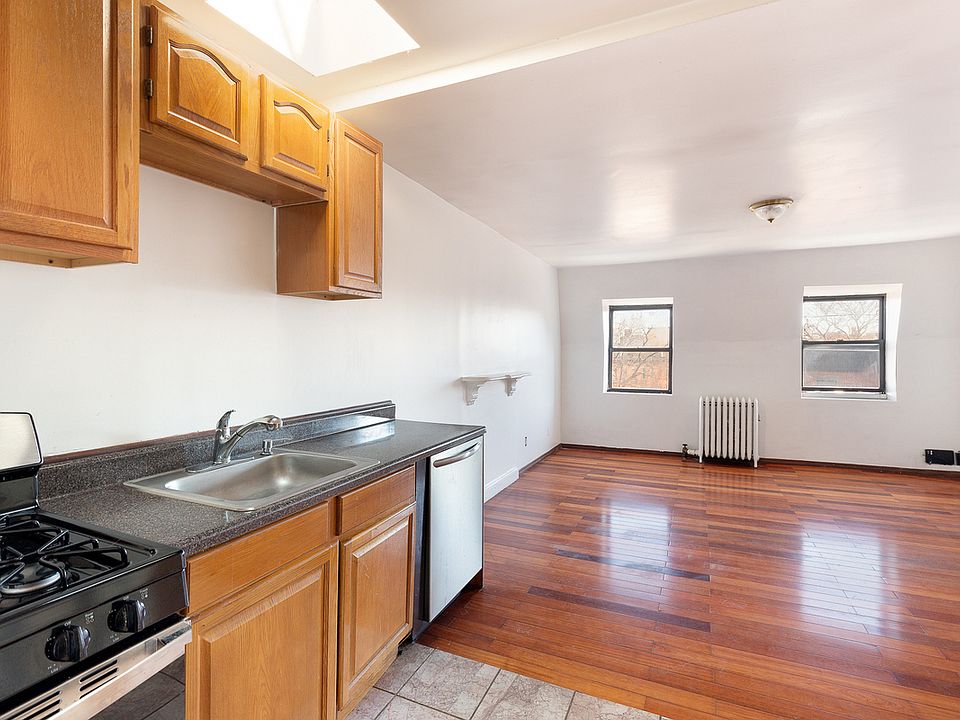 1st image of 290 Saint James Pl #4