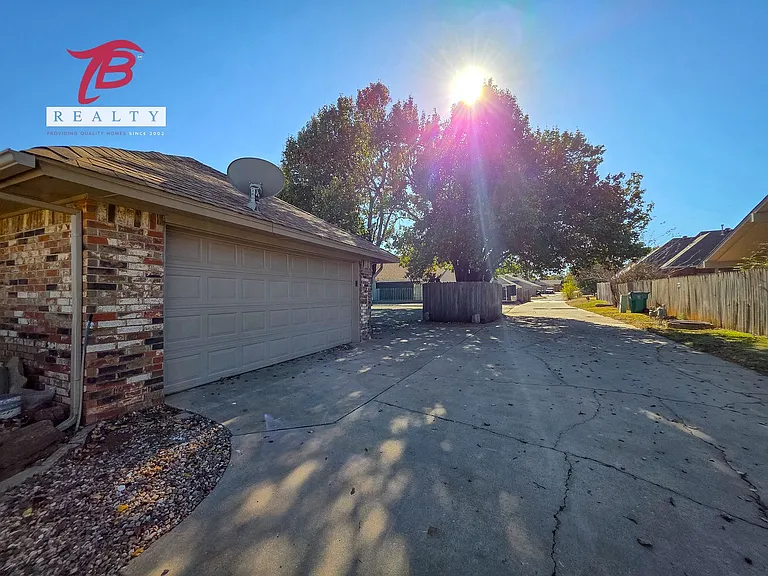 6811 Lyrewood Ln — Photo 3