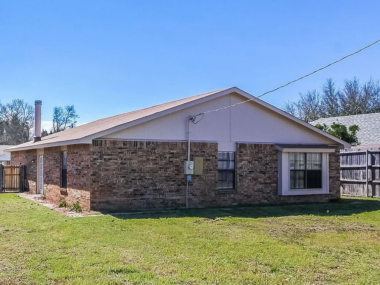 131 London Ln — Photo 16