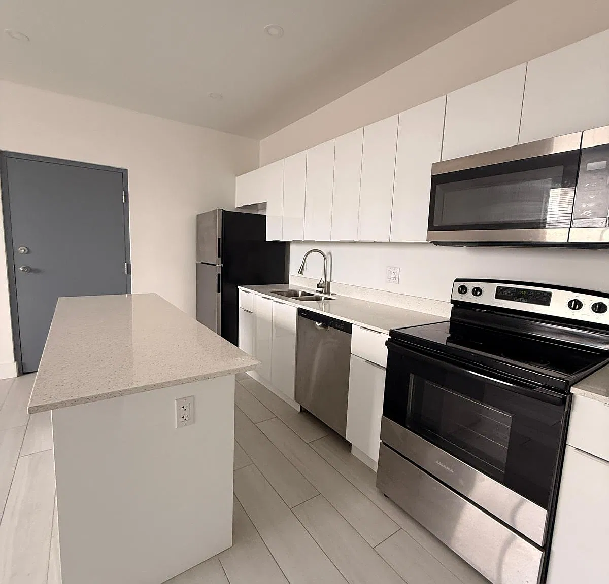 2 bed, 900 sqft, $2,292 — Photo 2
