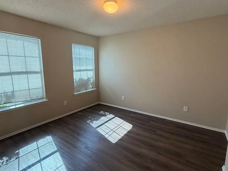 111 Palm Dr — Photo 4