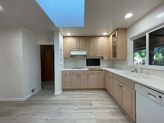4th image of 2746 Cowper St