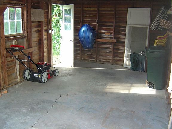 4th image of 819 Rider St