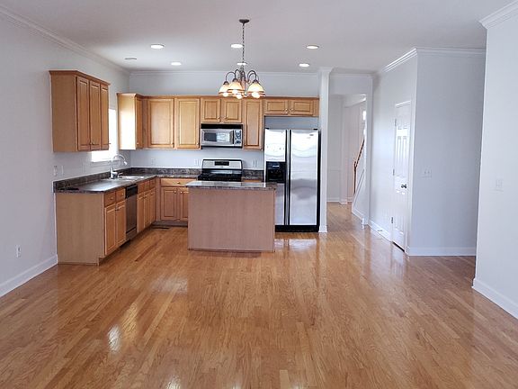 4th image of 1917 Montgomery Way