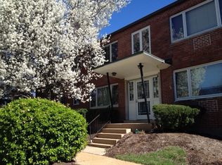 9030 Eager Rd, Saint Louis, MO 63144