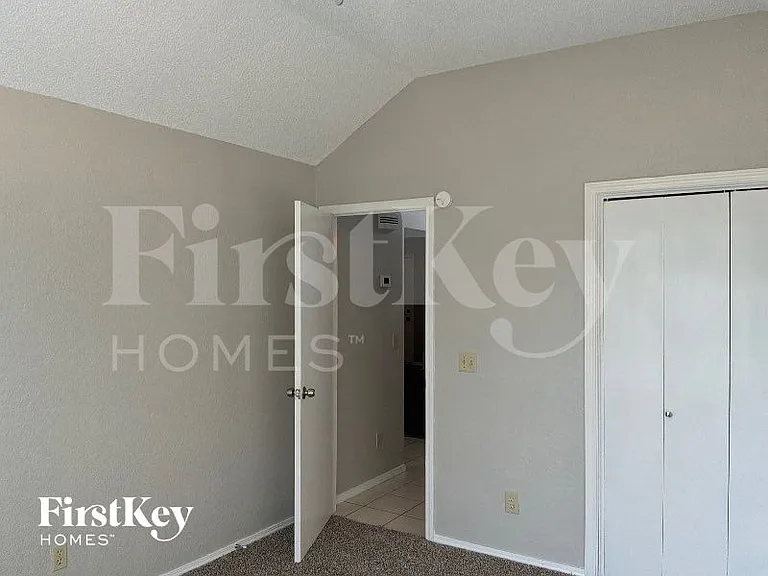 1008 Sennybridge Dr — Photo 9
