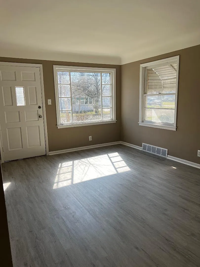 3 bed, 1000 sqft, $900 — Photo 2