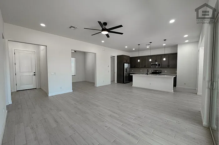 3 bed, 2.0 bath, 1817 sqft, $2,200 — Photo 4