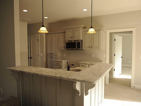 4th image of 713 Burgundy Dr