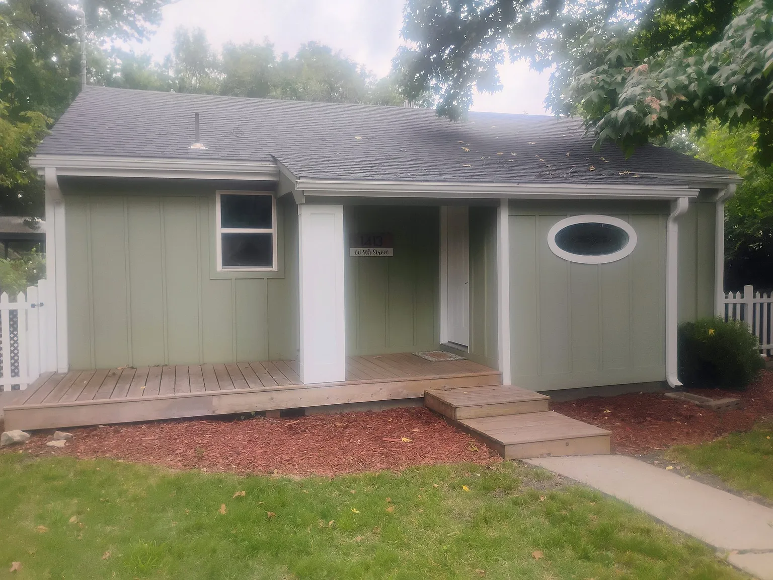 Central Lawrence Bungalow - cute as a button home looking for it's people — Photo 1