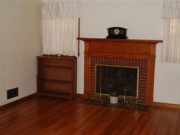 3rd image of 4613 Roosevelt Ave