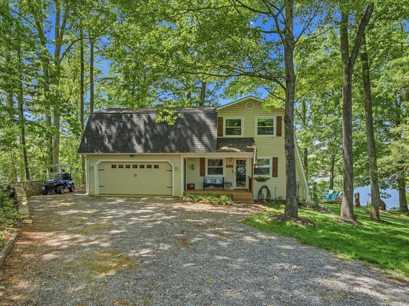 497 Long Island Dr, Moneta, VA 24121