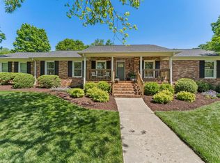 27 Hillsborough Dr, Greenville, SC 29615